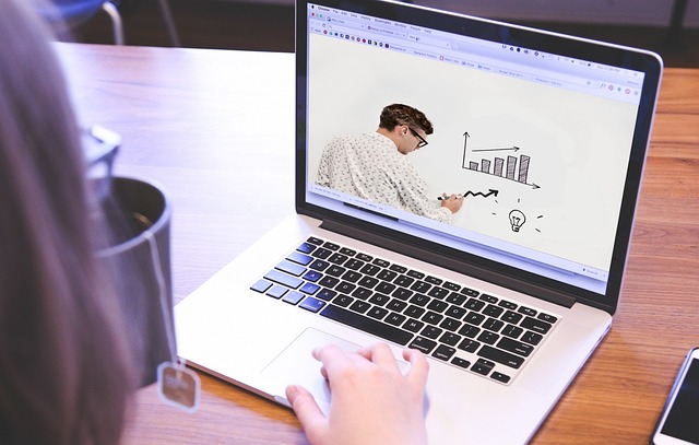Why a live computer training class is better than an online course