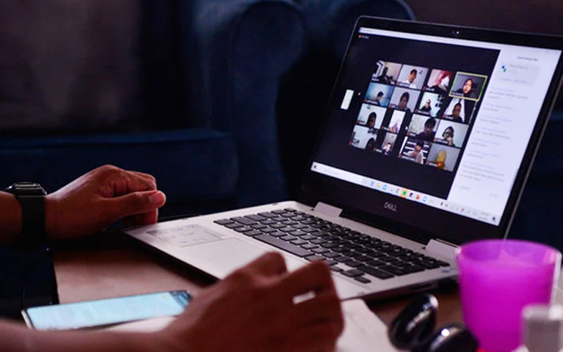 visual showing the live class taking online in a platform 